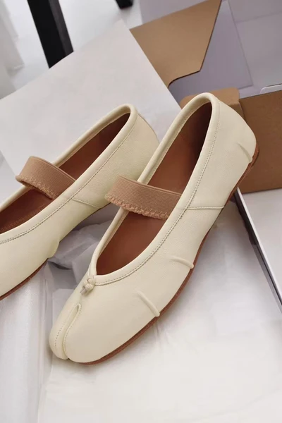 White straps