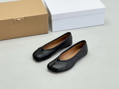 Flat pleated black