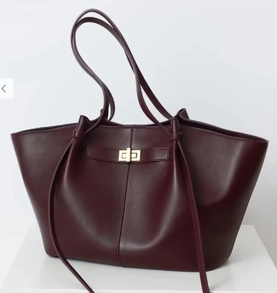 25089#Wine red