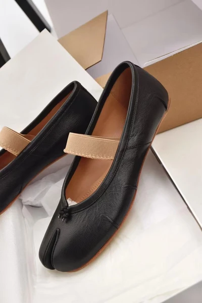 Black straps