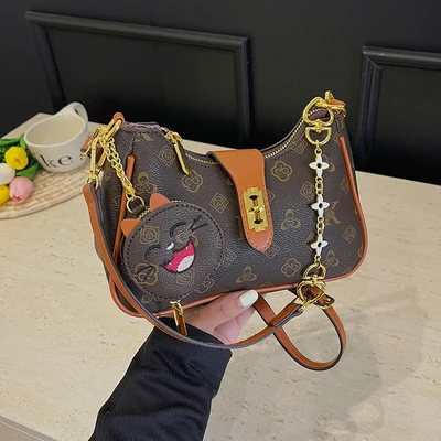 With pendant+brown