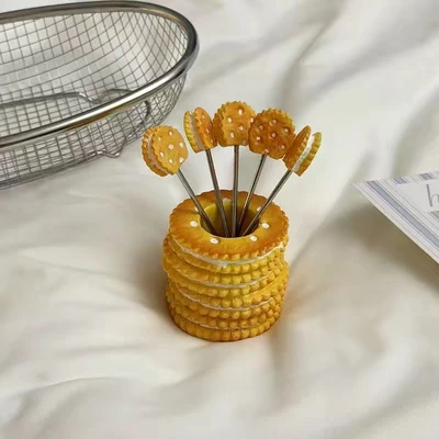 Sandwich cookies + 5 forks
