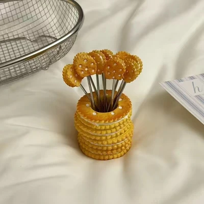 Sandwich cookies + 10 forks