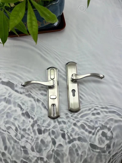 Adjustable indoor lock 702