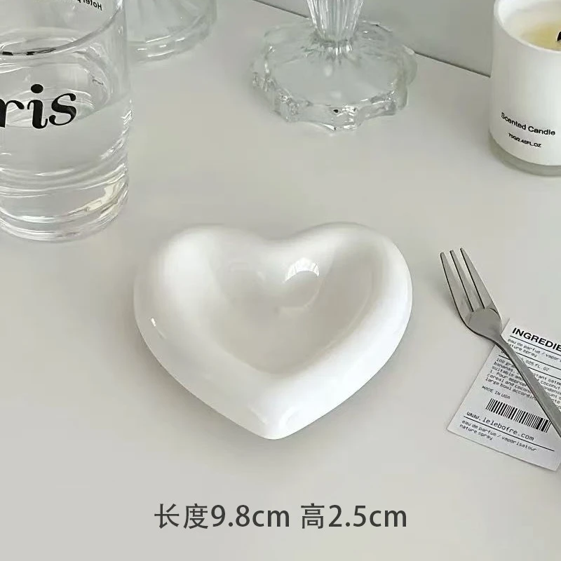 Creative Nordic ceramic sauce dish for home use, cute heart-shaped flower design, pure white snack, tea snack, dipping sauce, seasoning dish