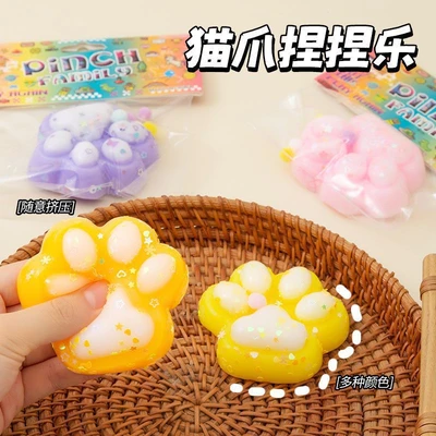 Fluid cat paw squishy toy (color random)