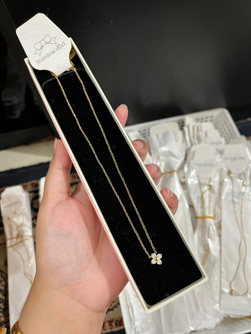 4 Diamond Cut Leaf Pendant ✨