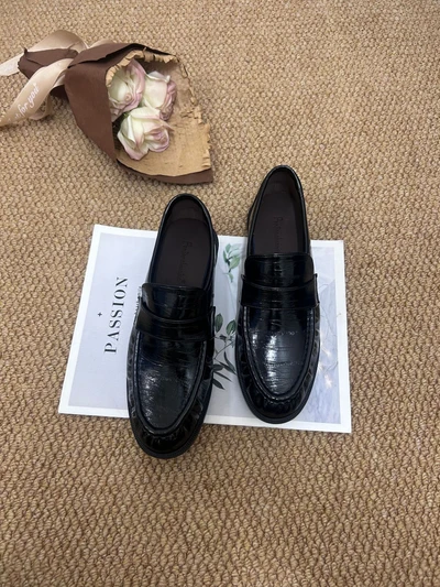 Black (crocodile pattern)