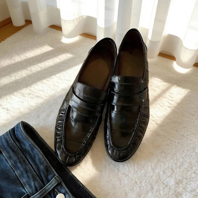 Black (crocodile leather)