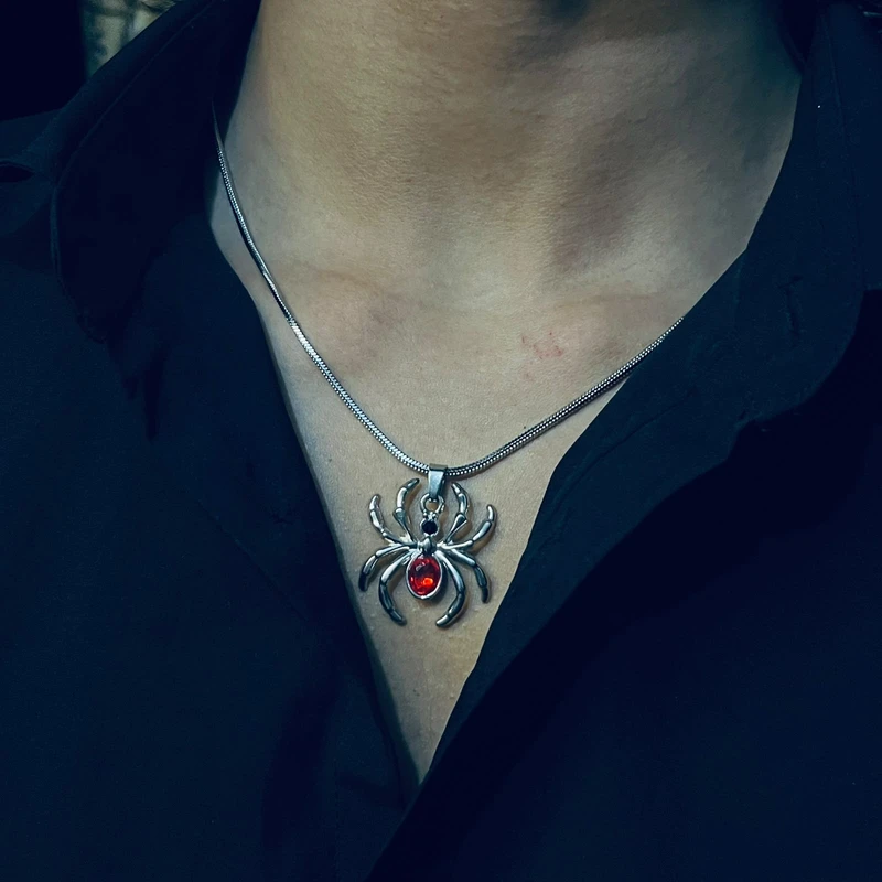 spider red pendant