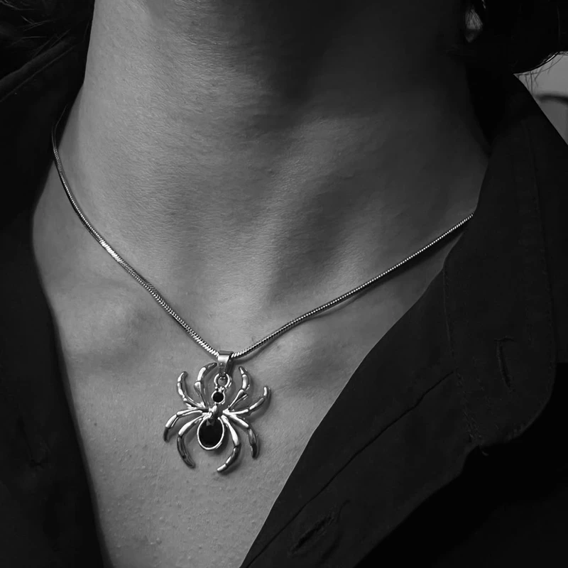 spider black pendant